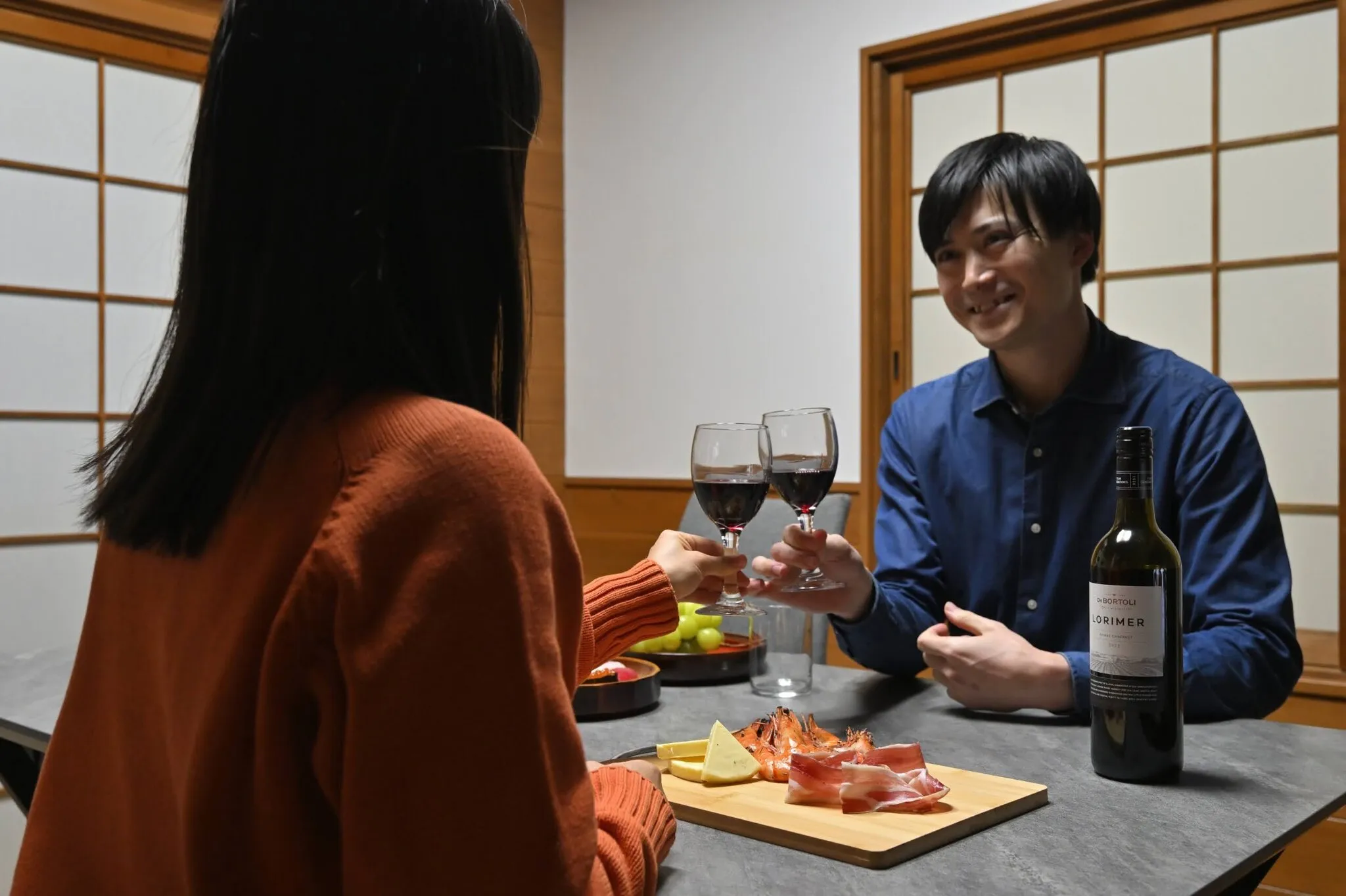 ワインと、島のオリーブと、生ハム。