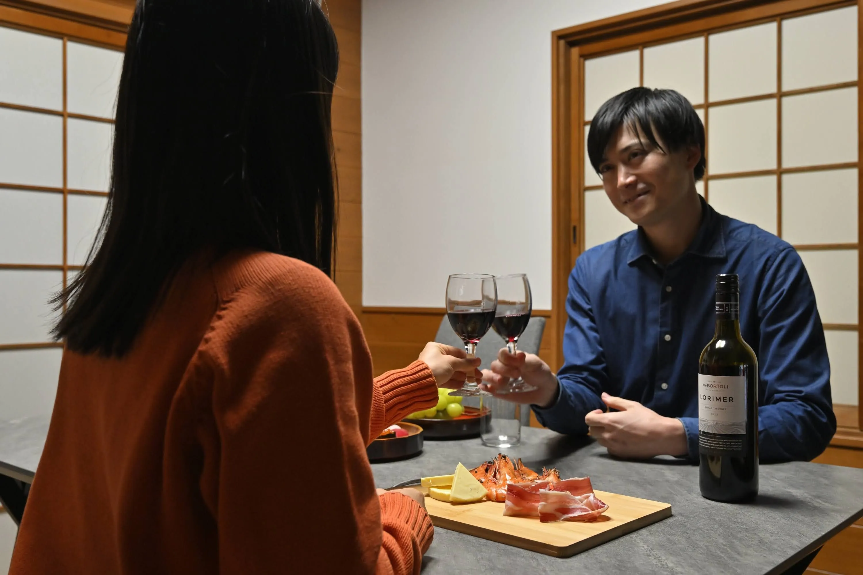 ワインと、島のオリーブと、生ハム。